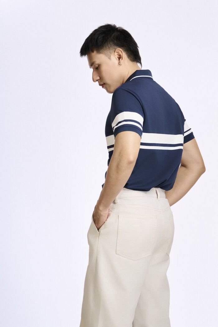 KP057 ao polo phoi soc ngang mau xanh navy soc trang mat trai