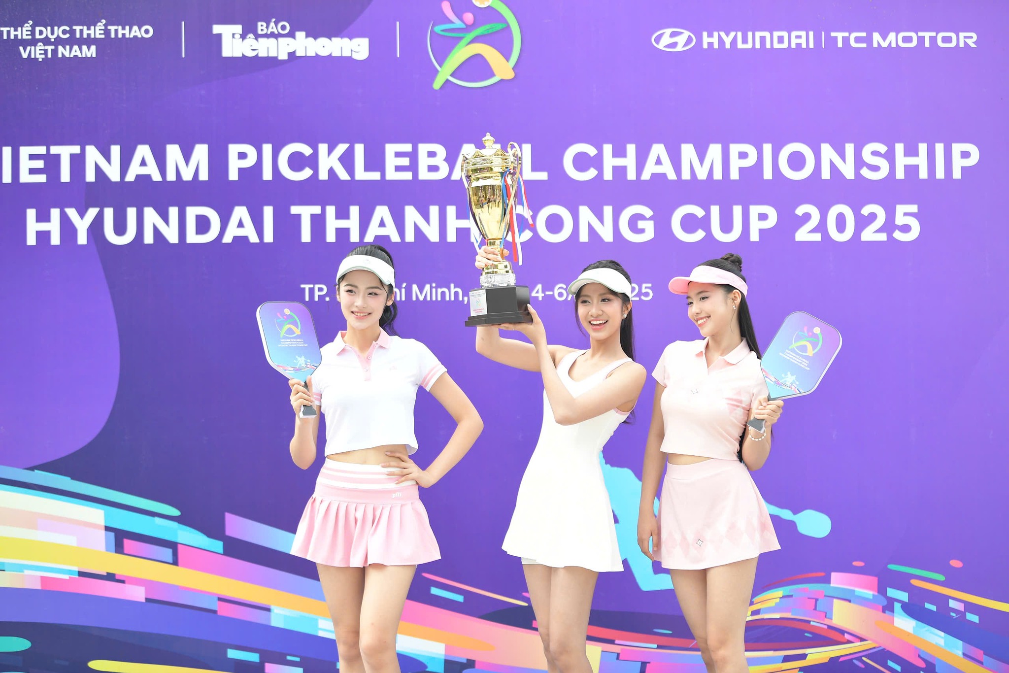 top 3 hoa hau trong trang phuc pili thumb
