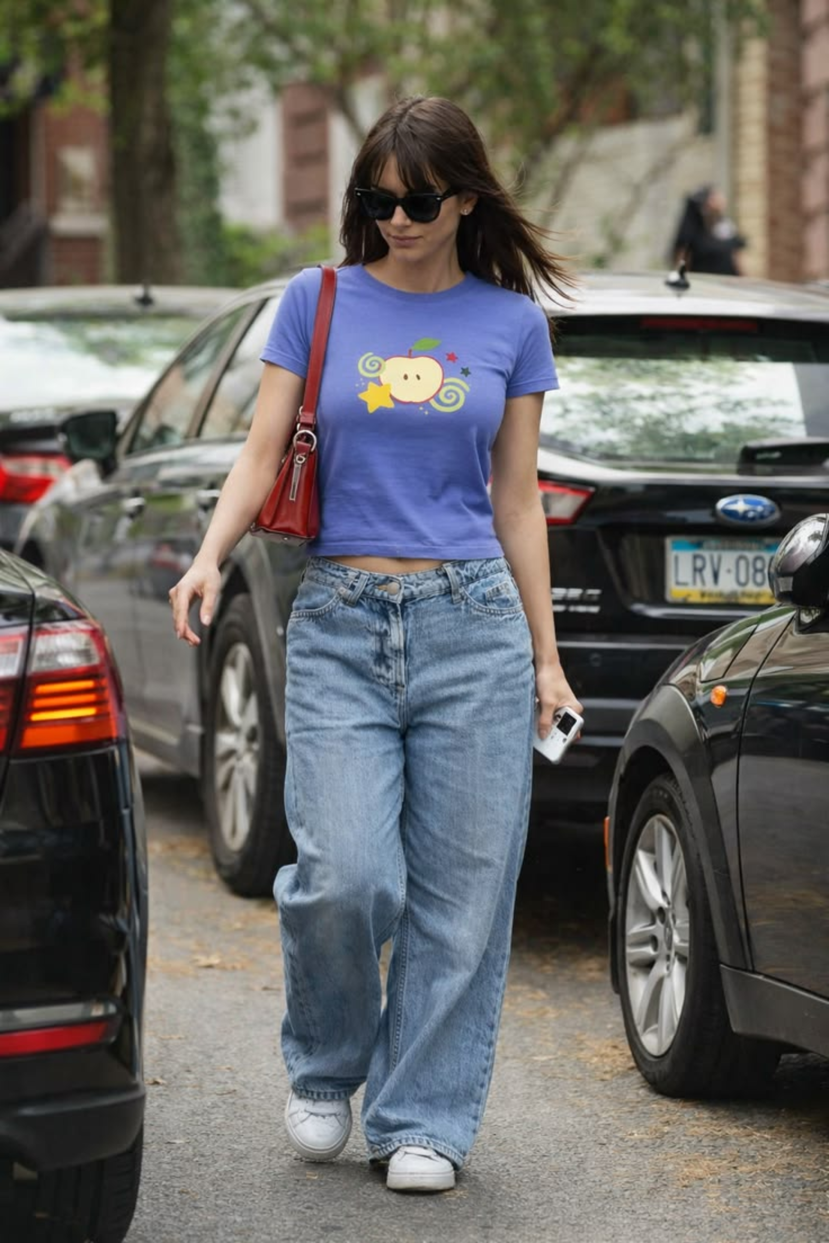 "Lên đồ" chuẩn Y2K với các cách phối đồ với áo thun baby tee siêu cuốn ao thun baby tee quan jeans cap tre
