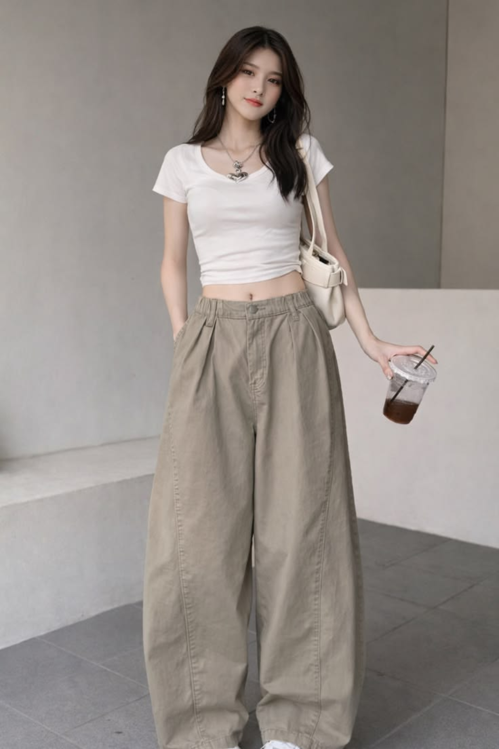 Bí quyết mặc áo thun ôm body nữ cực tôn dáng mà không lo lộ khuyết điểm ao thun om voi quan ong suong cap cao thun voi quan jogger