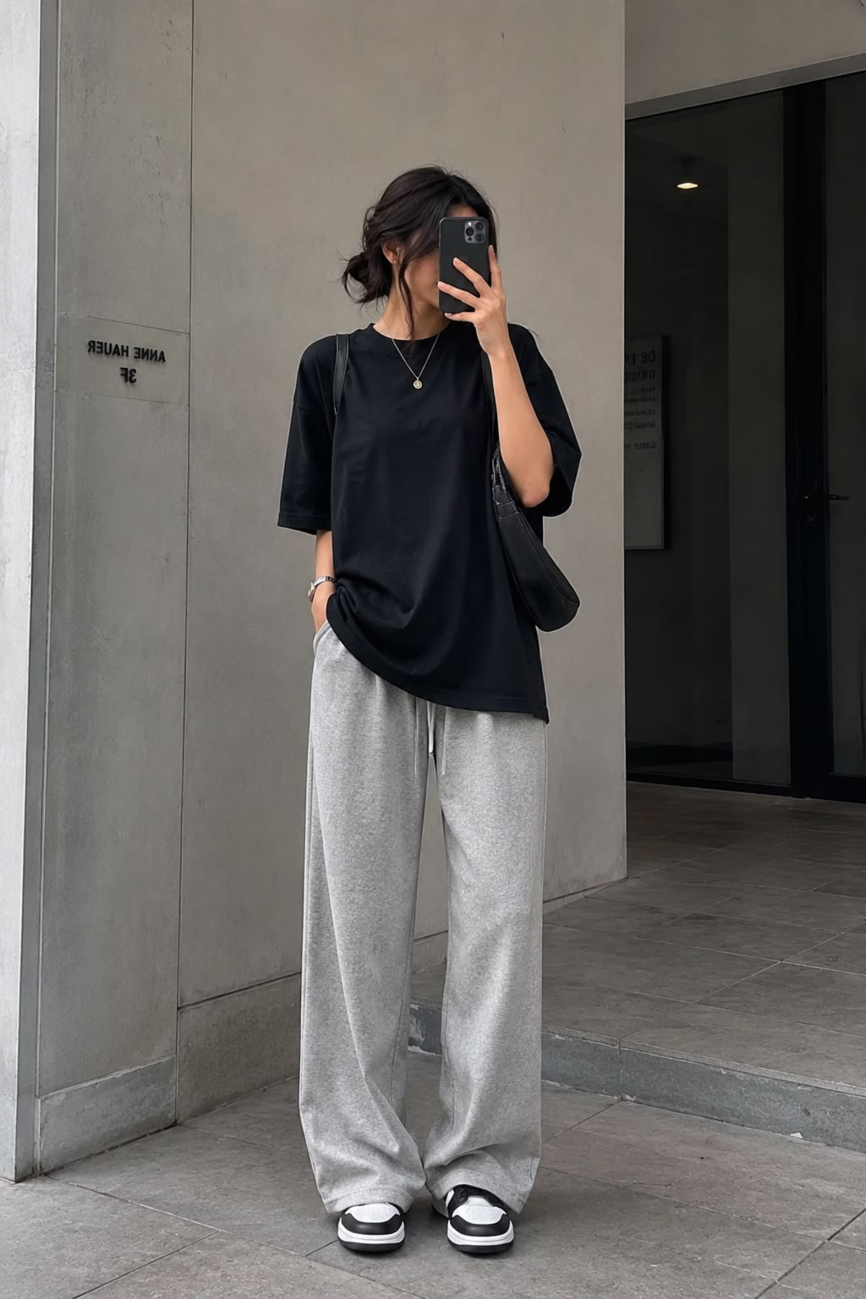 Biến hóa phong cách cực đỉnh cùng các cách phối đồ với áo thun form rộng phối áo thun với quần jogger