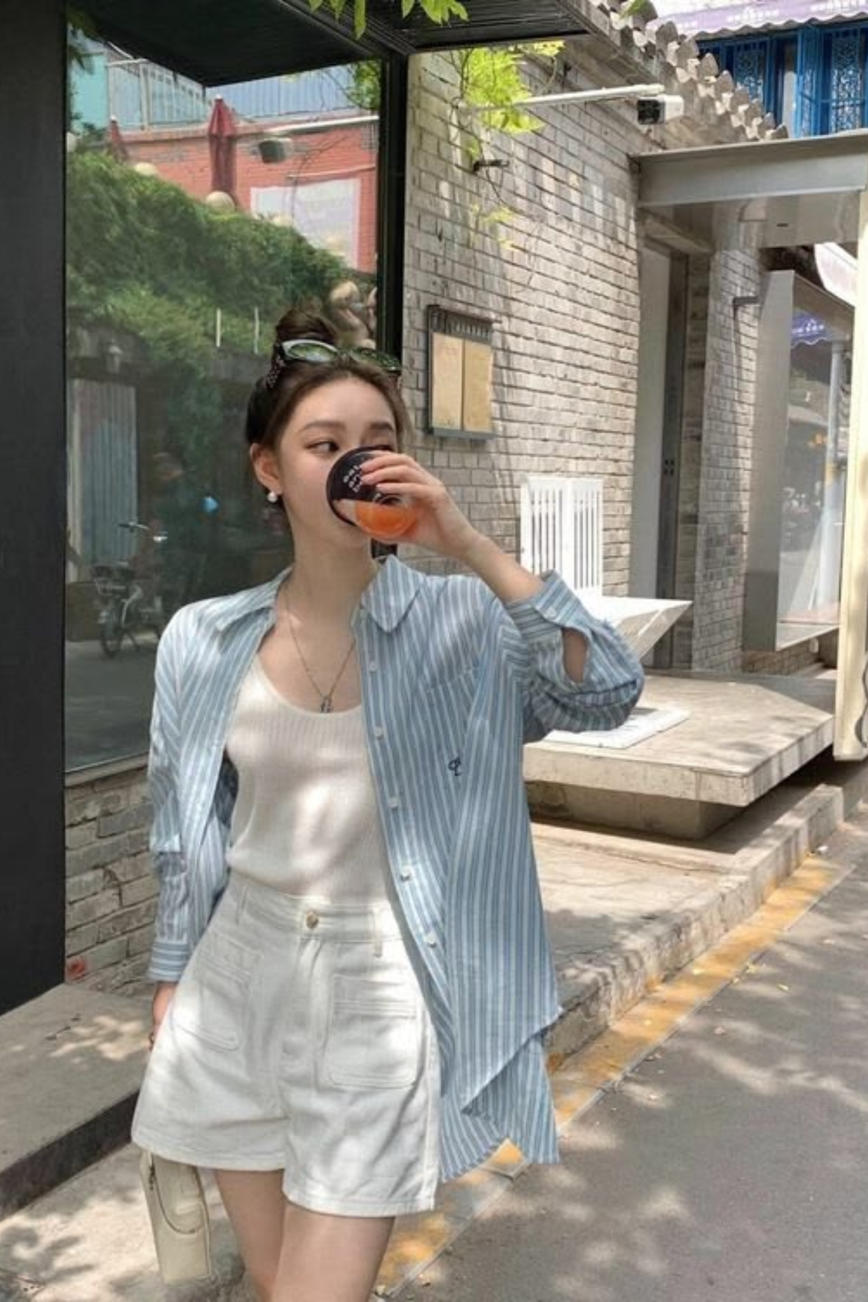Mách bạn 5 công thức phối áo sơ mi với áo thun nữ không bao giờ lỗi mốt phối áo sơ mi nữ với áo thun trơn