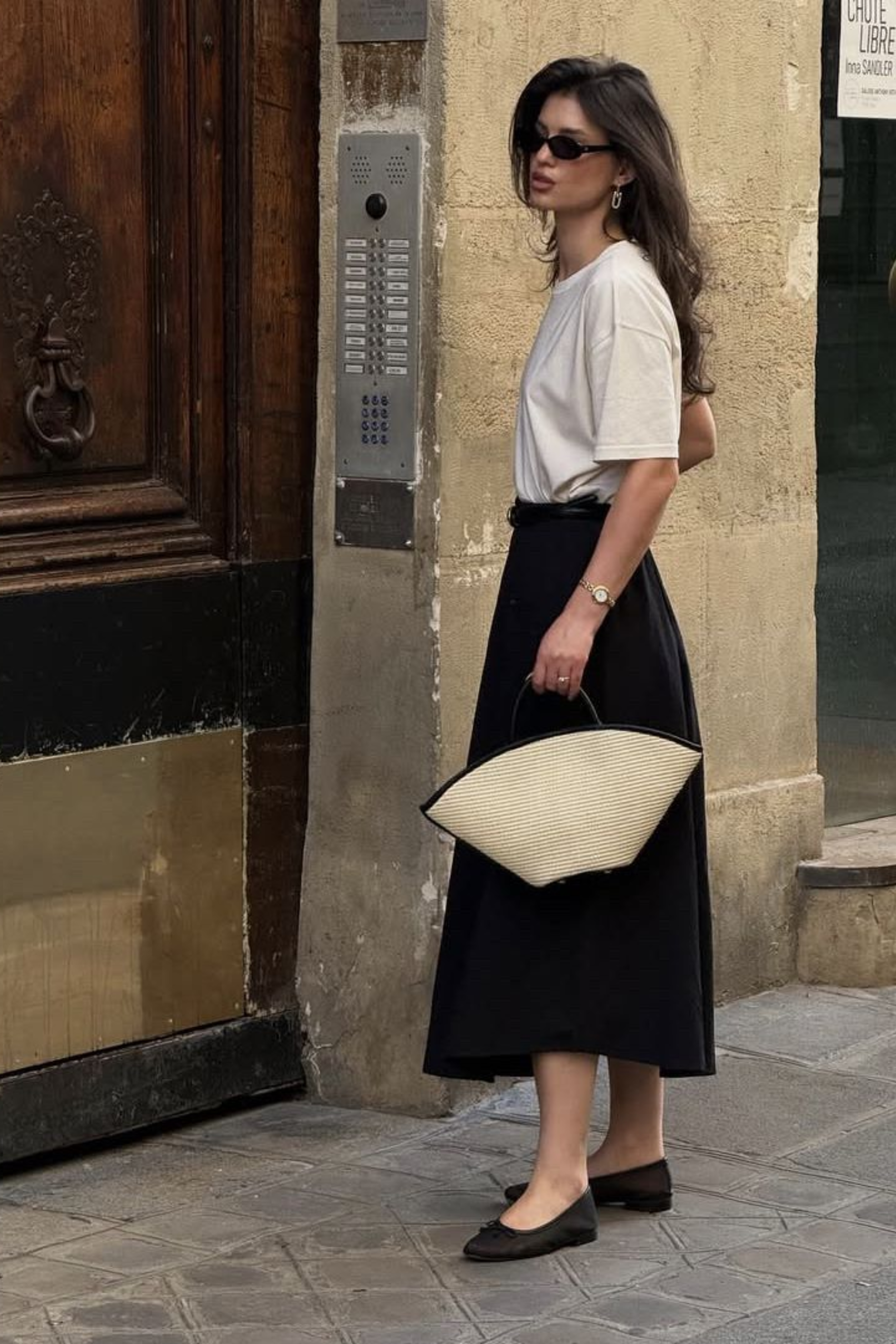 Tại sao áo thun cotton nữ cao cấp luôn là đầu tư "lời" nhất cho tủ đồ? áo thun cotton nữ cao cấp chân váy midi