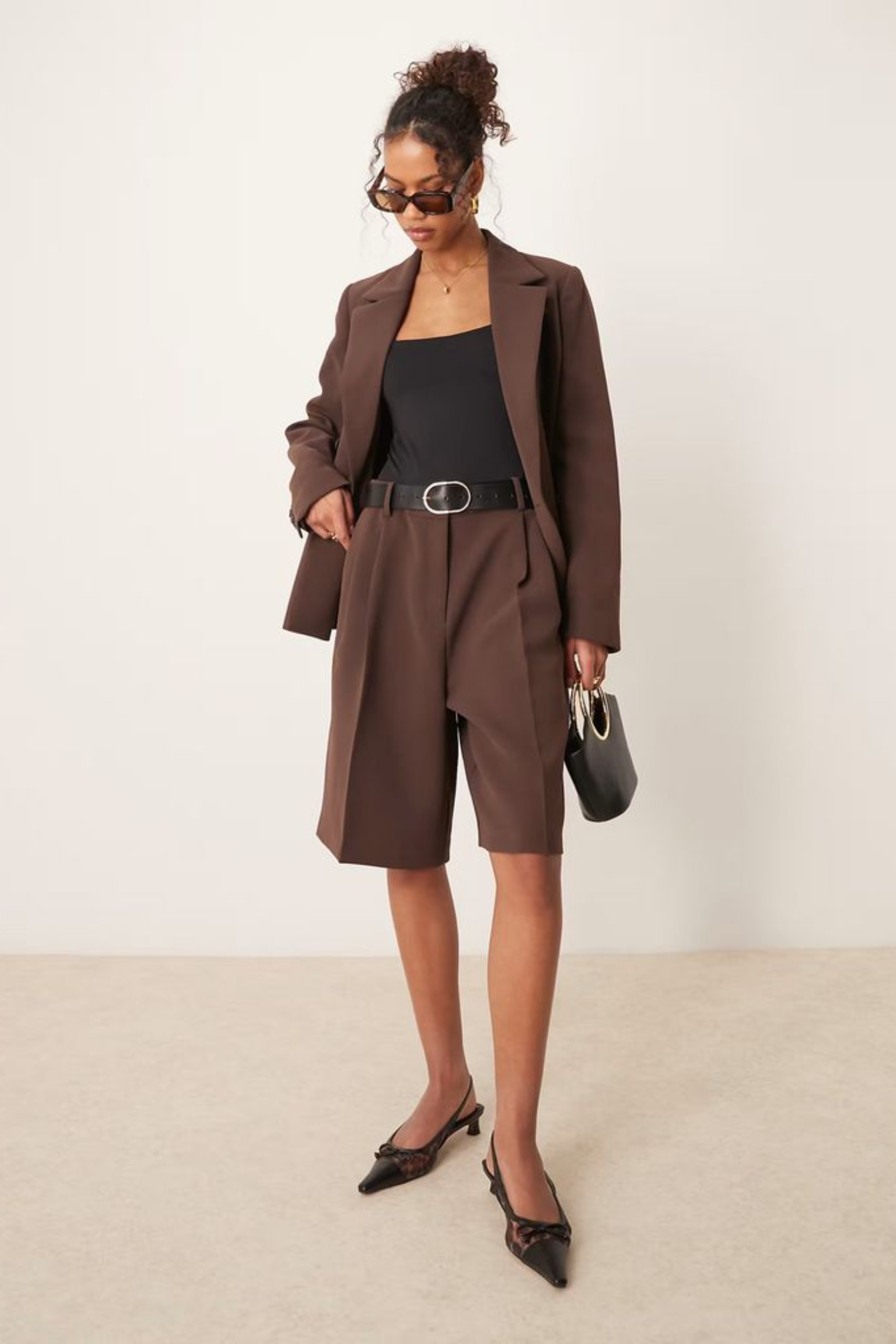 Biến hóa phong cách Athleisure cực chất chỉ với một chiếc áo thun ôm nữ áo thun ôm nữ blazer dáng rộng quần short