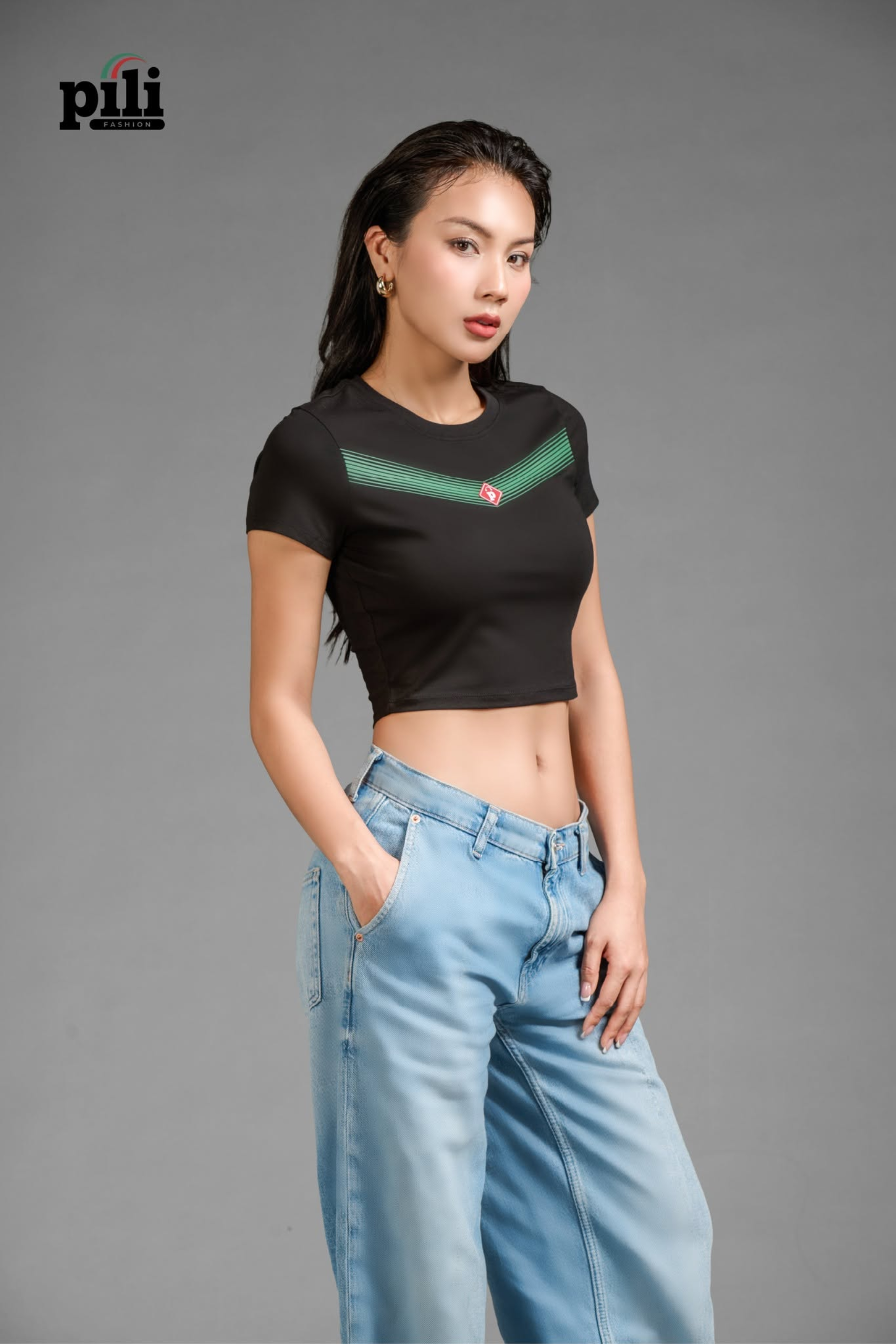 Áo thun thể thao nữ mặc đi chơi được không? Công thức "lên đồ" chuẩn Fashionista ao thun the thao nu quan jean cap cao