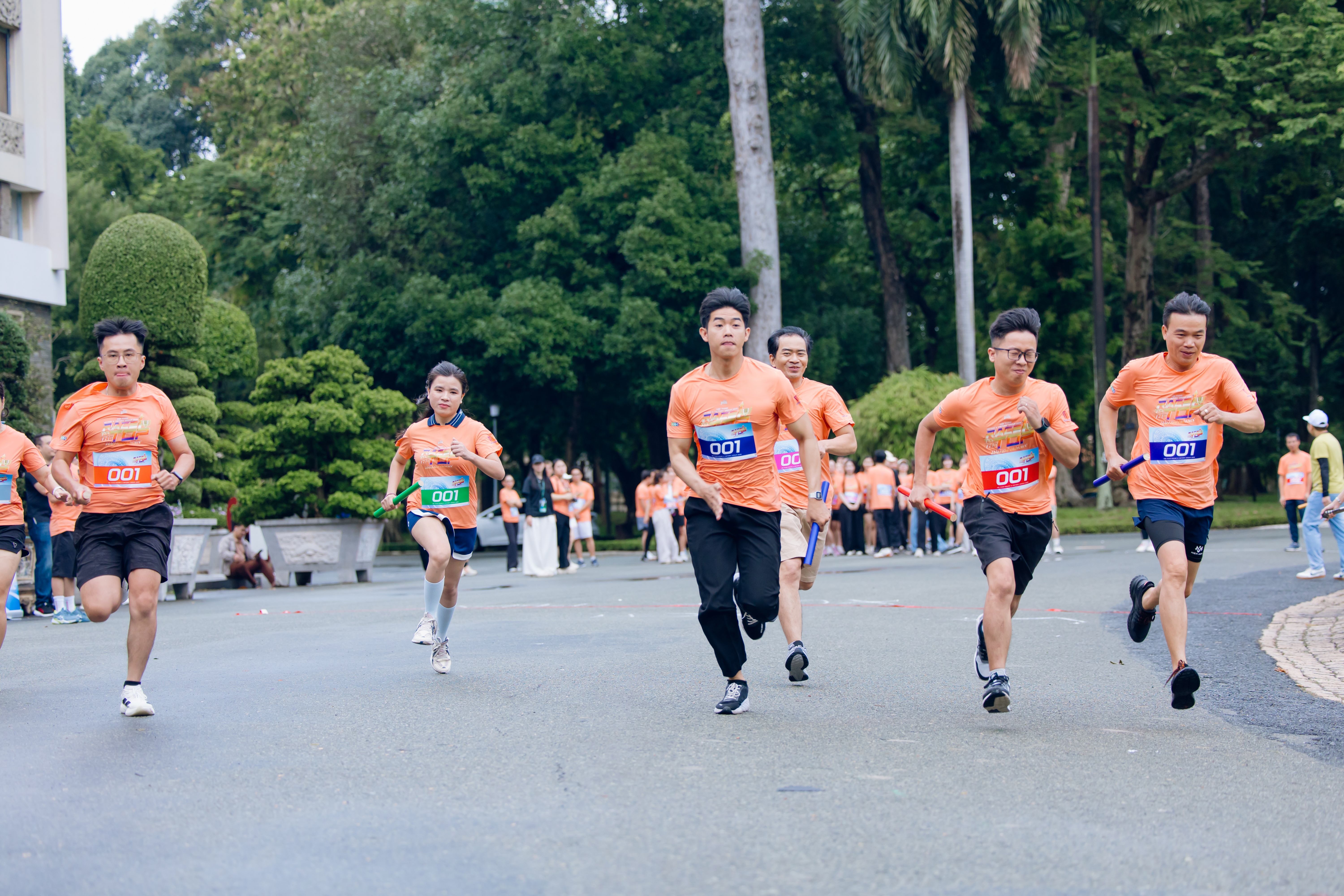 PILI Fashion cung cấp áo thun đồng phục cao cấp cho hội thao HDAMC & Vietory Group “Race to the top” chay tiep suc