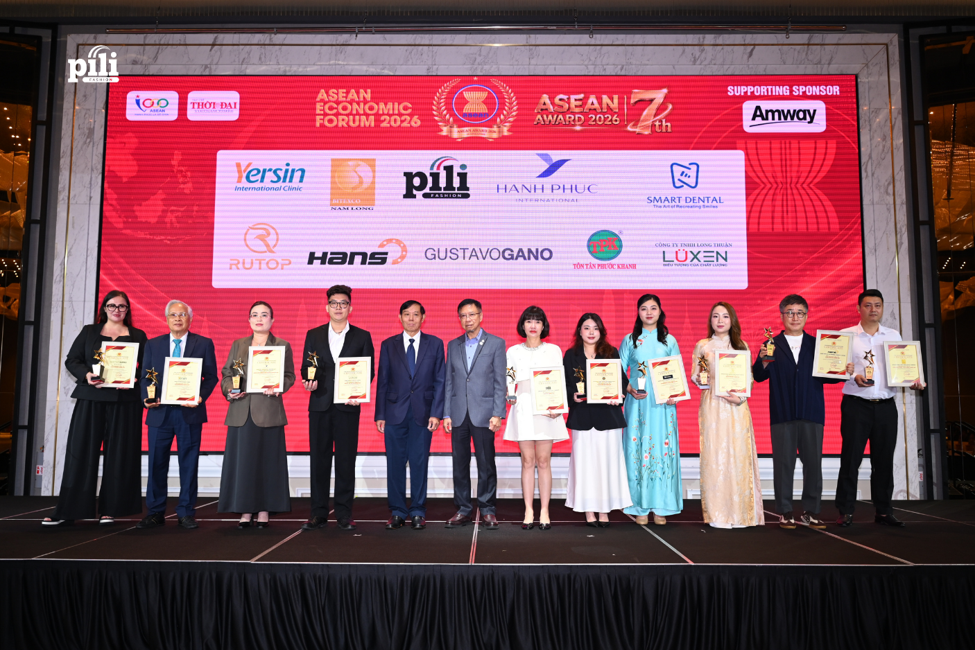PILI khẳng định vị thế quốc tế: Vinh dự nhận giải thưởng “Top 10 Thương Hiệu Hàng Đầu ASEAN 2026” chup hinh ky niem