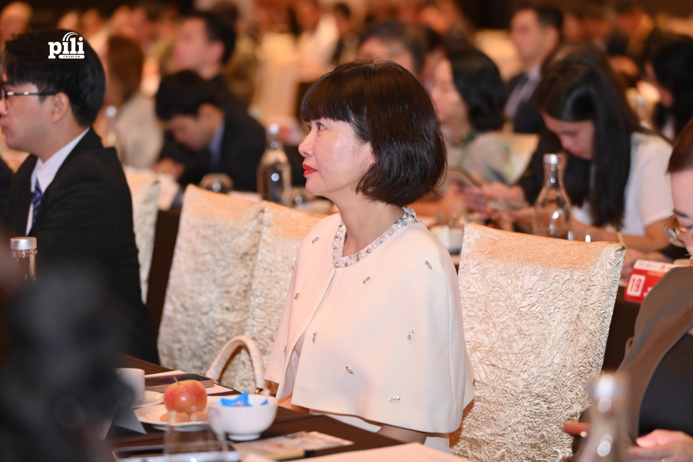 PILI khẳng định vị thế quốc tế: Vinh dự nhận giải thưởng “Top 10 Thương Hiệu Hàng Đầu ASEAN 2026” dai dien pili fashion