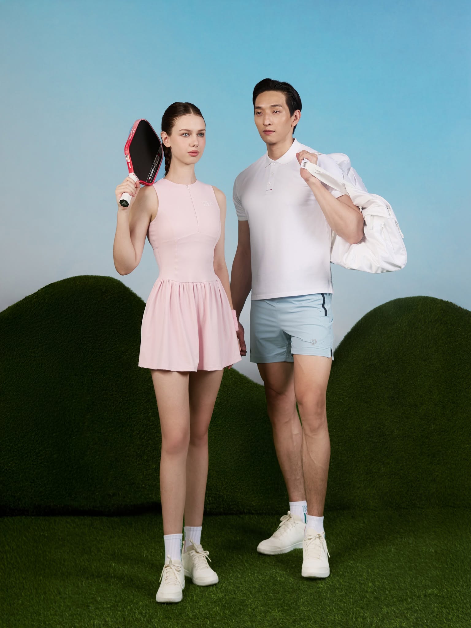 Nâng cấp gu ăn mặc hằng ngày cùng áo thun nam hàng hiệu: Từ phòng tập ra phố polo nam trắng