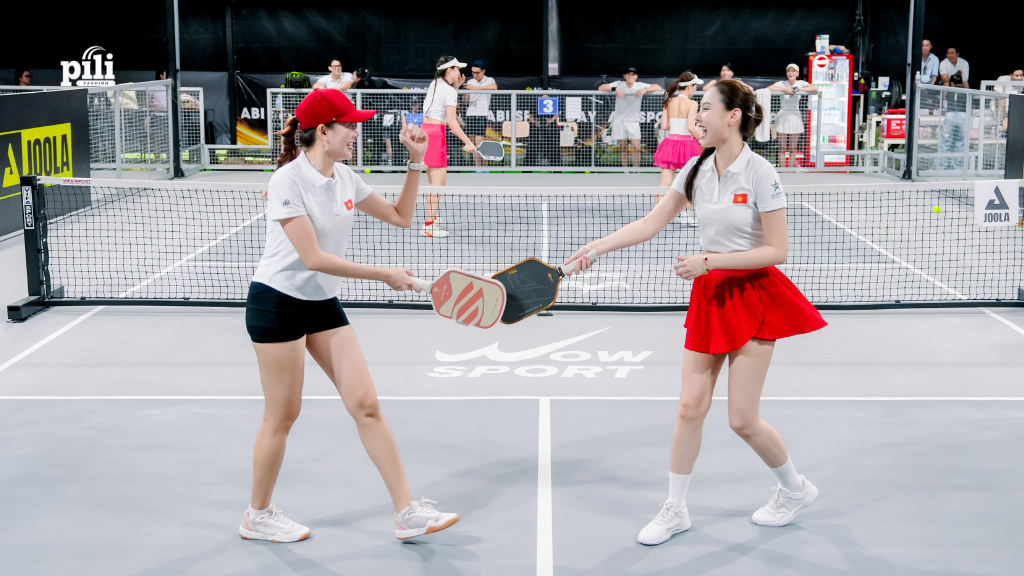 PILI Fashion x Celebrity Pickleball Club: Tự Hào Tinh Thần "WE MADE IN VIETNAM" doi nu pickleball